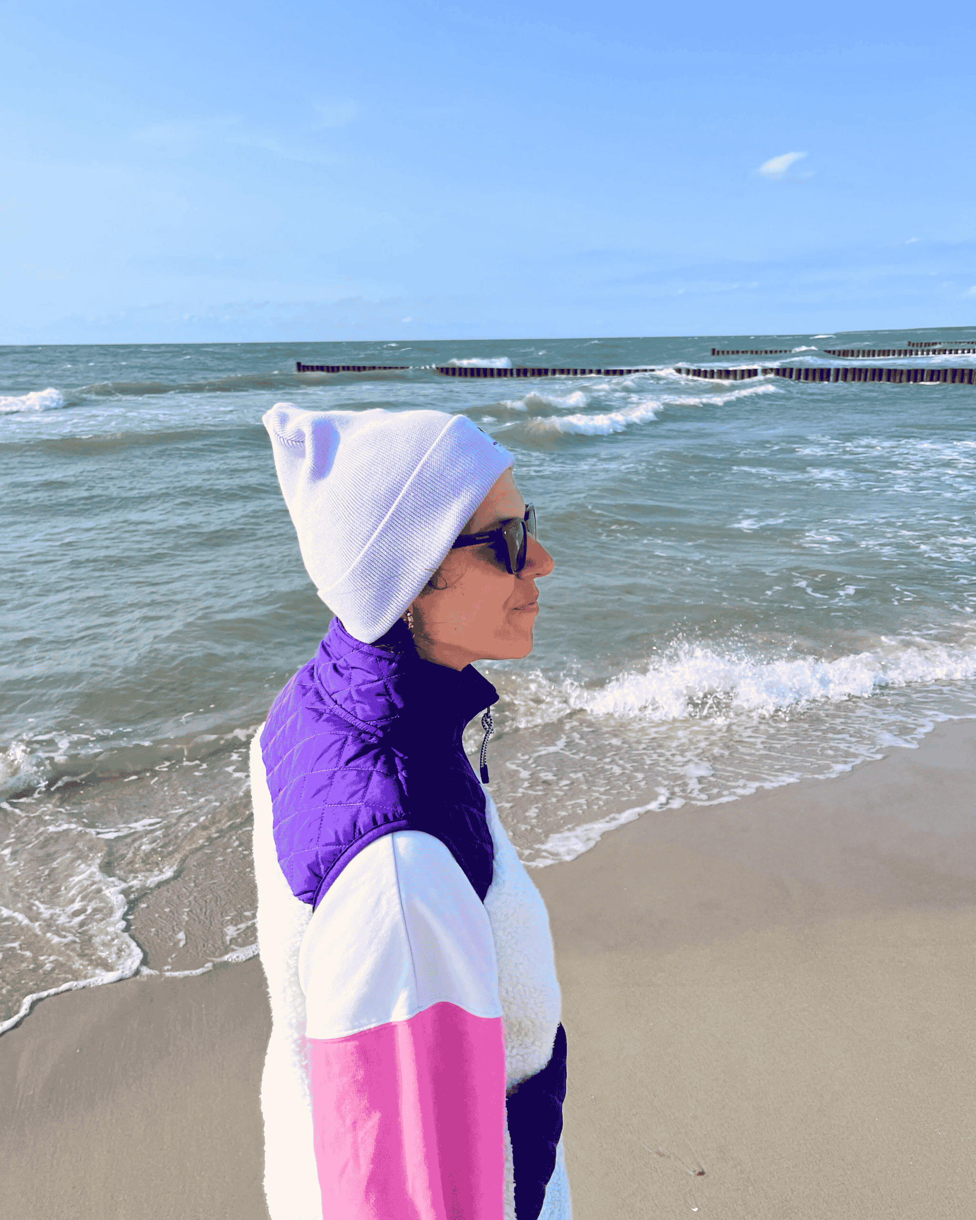 Beanie in der Farbe Flieder am Meer