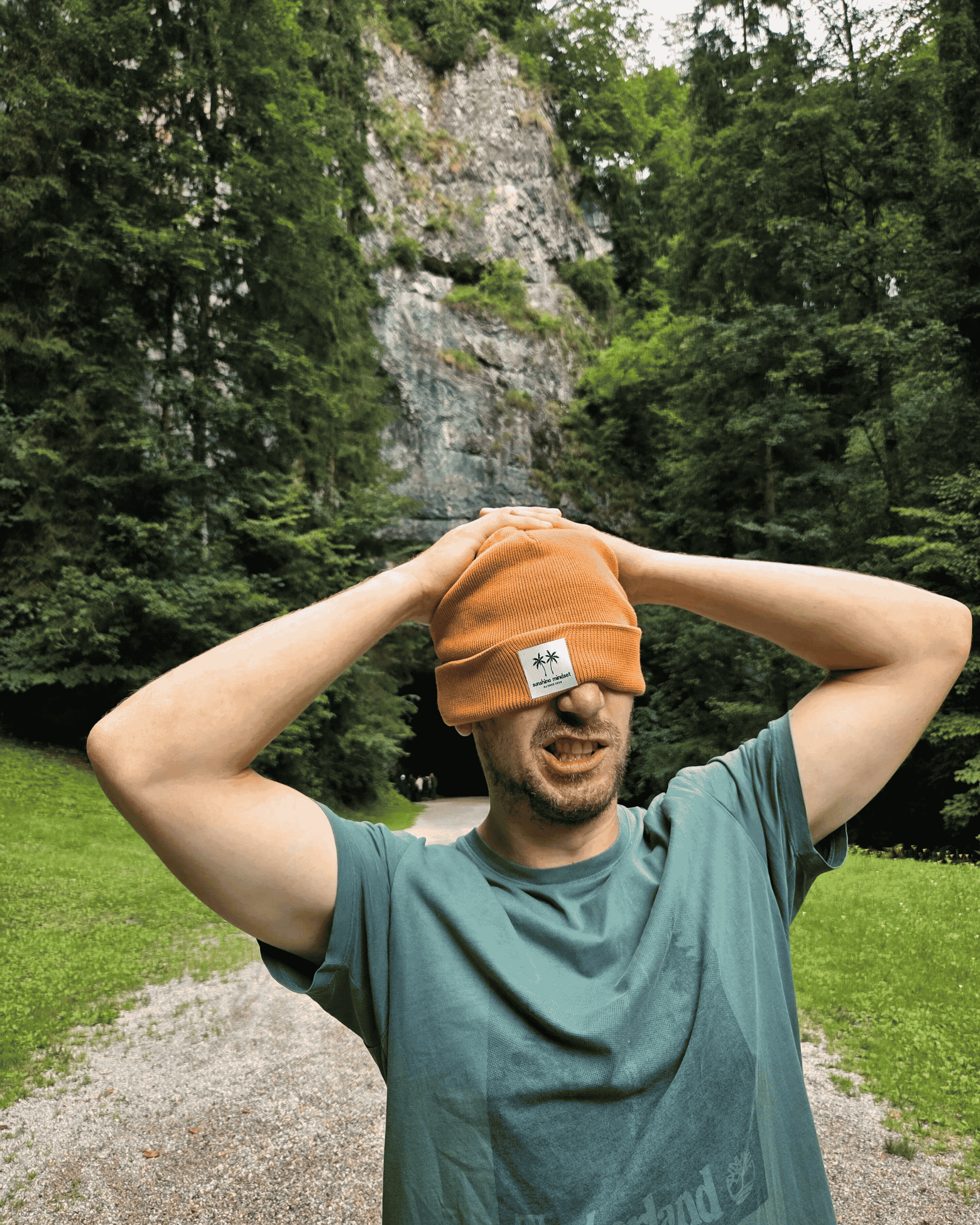 Nachhaltige Beanie in orange für Abenteuer draußen