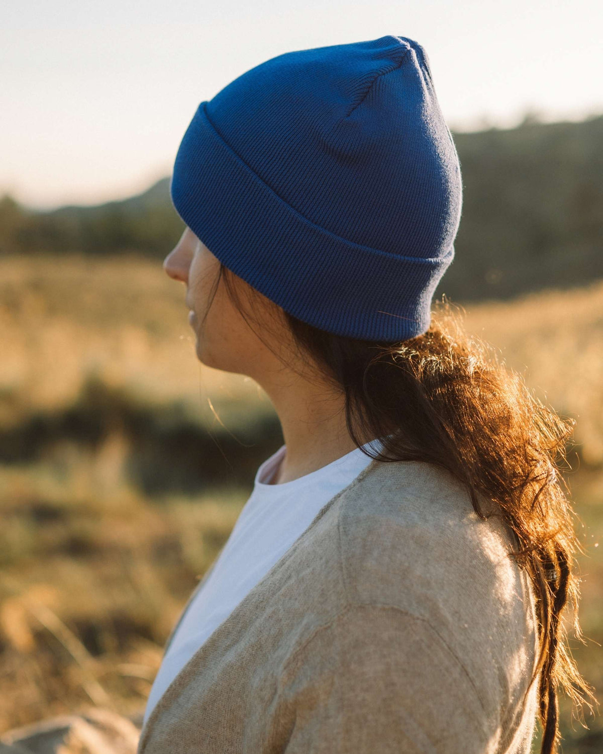 Frau von hinten mit gemütlicher blauer Beanie