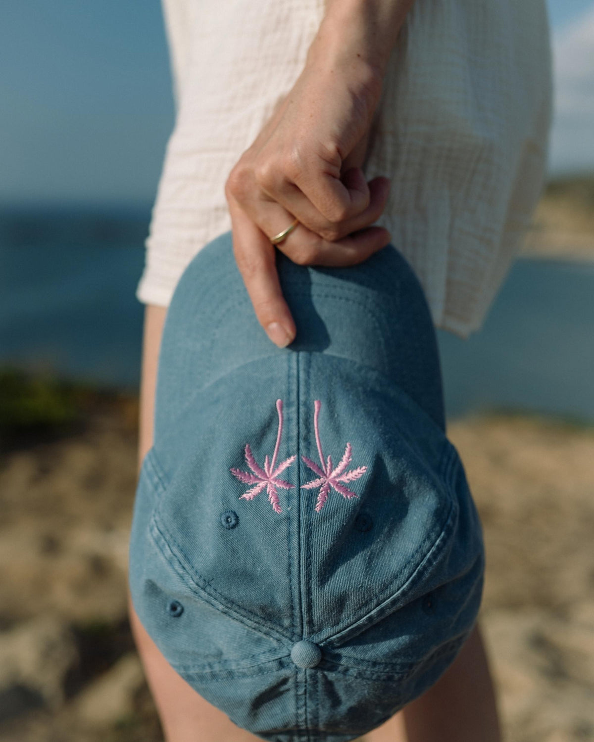 Cap in Jeansblau mit rosa Palmen