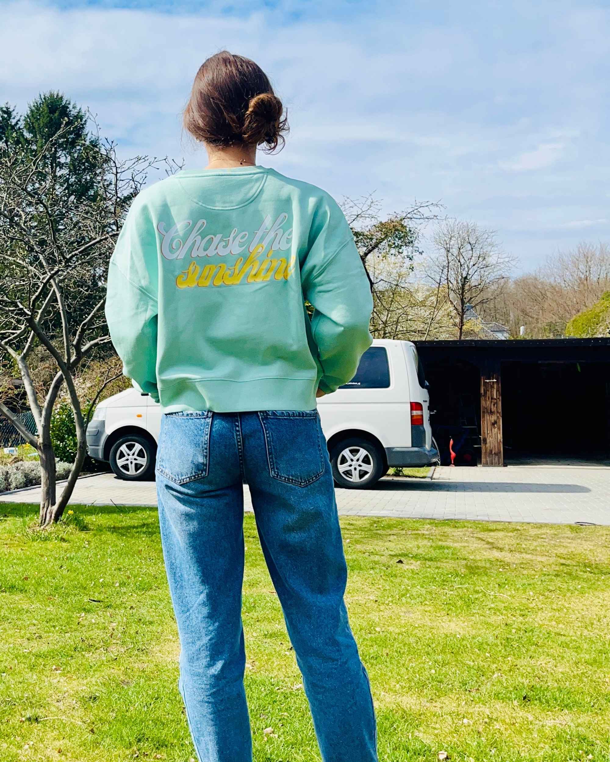 Grünes nachhaltiges Shirt im Grünen