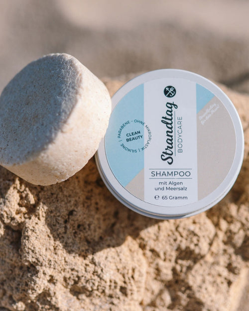 Shampoo von Strandtag auf einem Stein am Meer