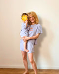 Blonde Frau mit Frottee Set gemütlich 
