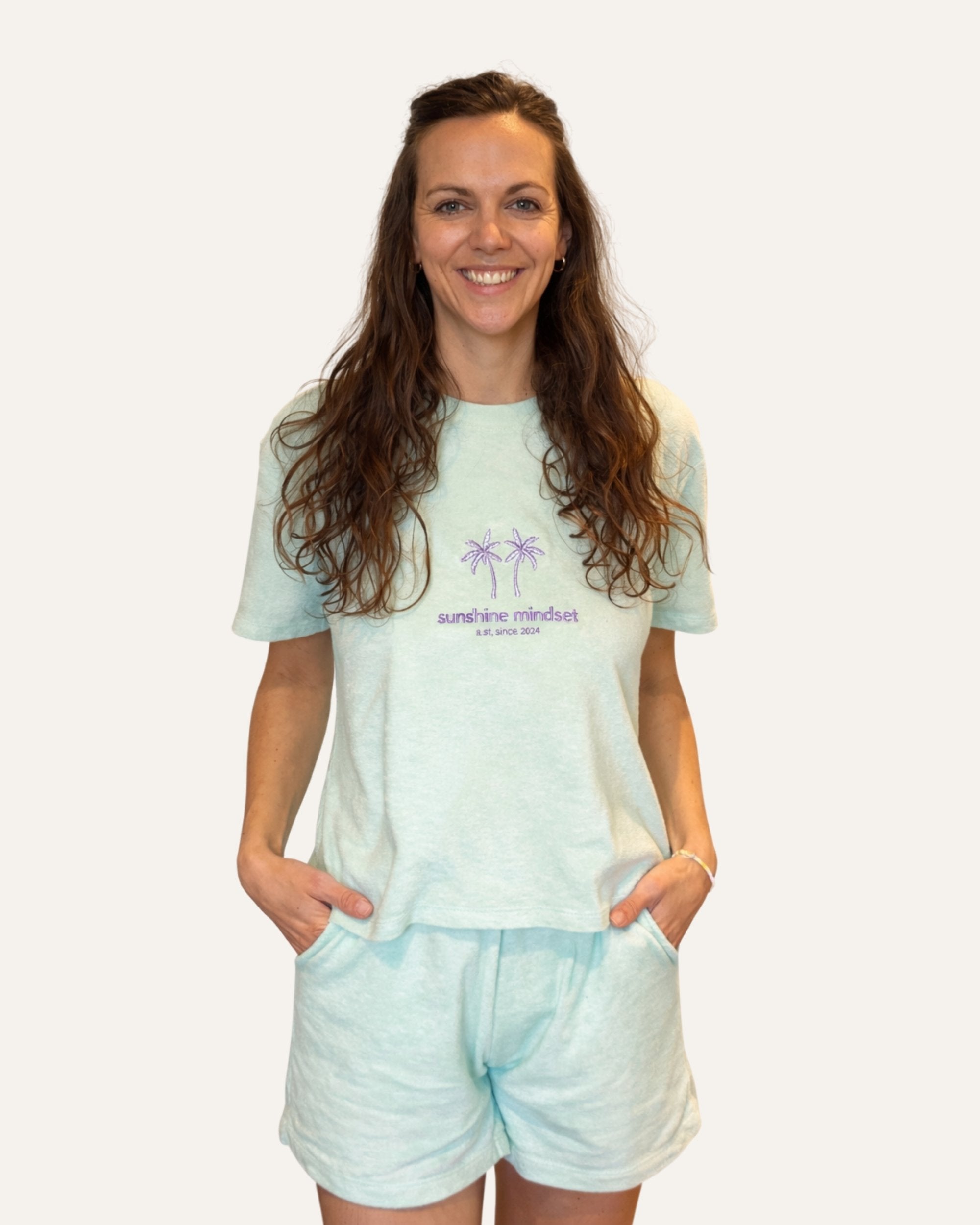 Frau mit gemütlichem Frottee Set mintgrün