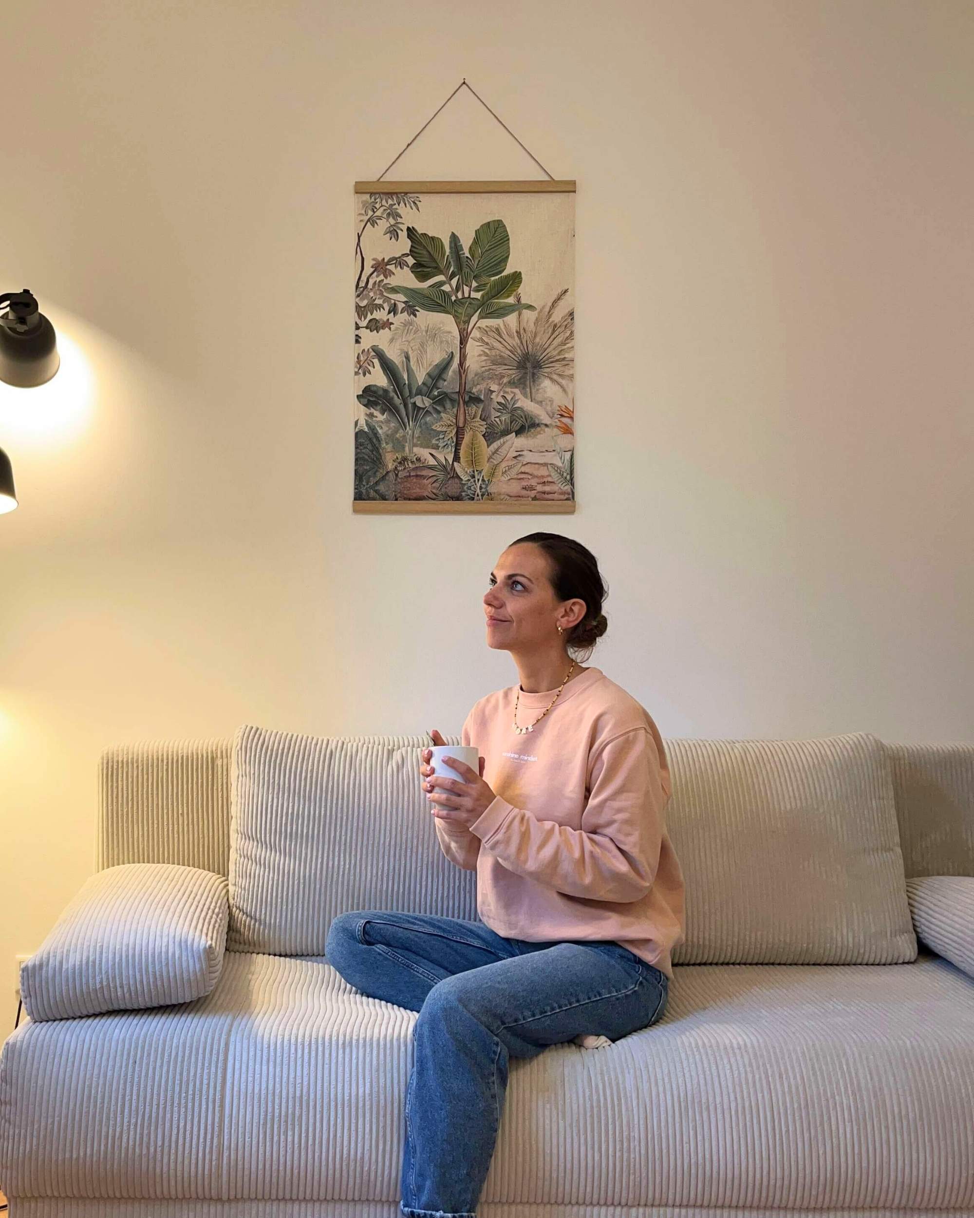 Nachhaltiger Pullover von der Seite in Peach