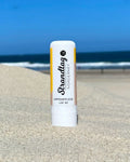 Labello mit Sonnenschutz am Strand