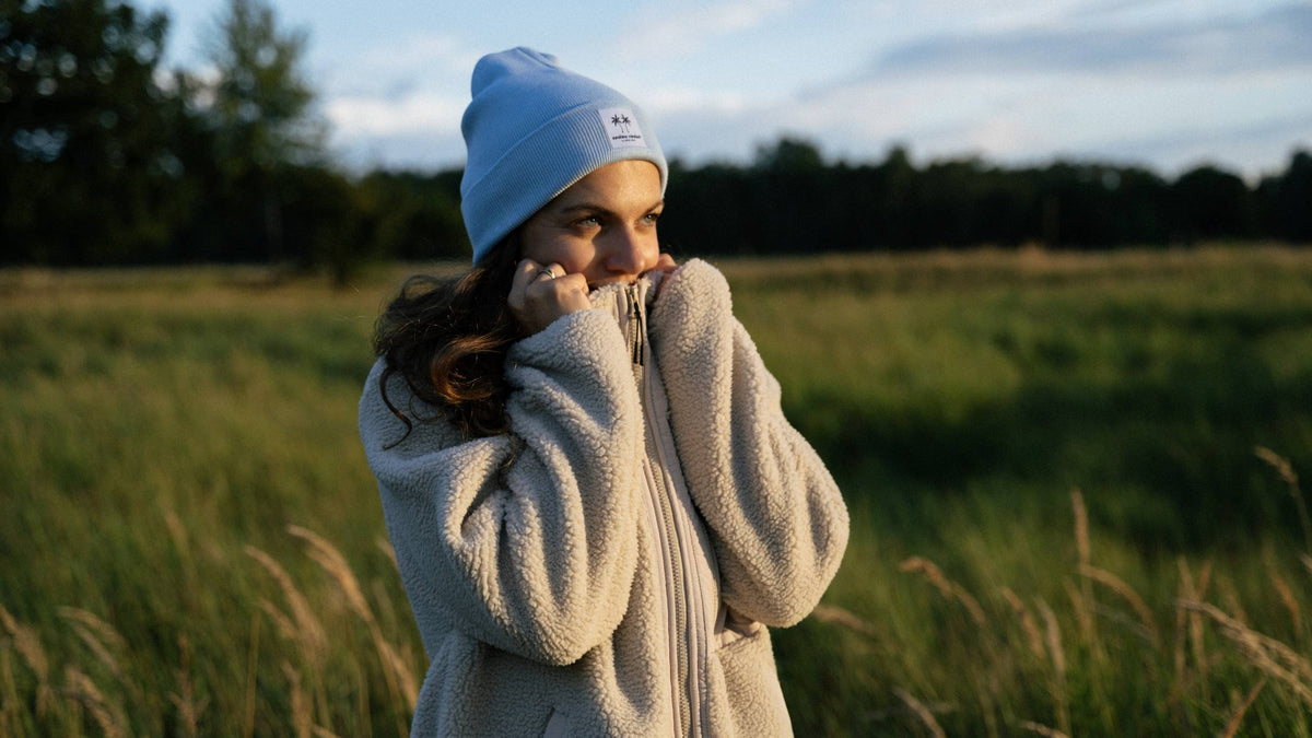 Nachhaltige Teddyjacke draussen