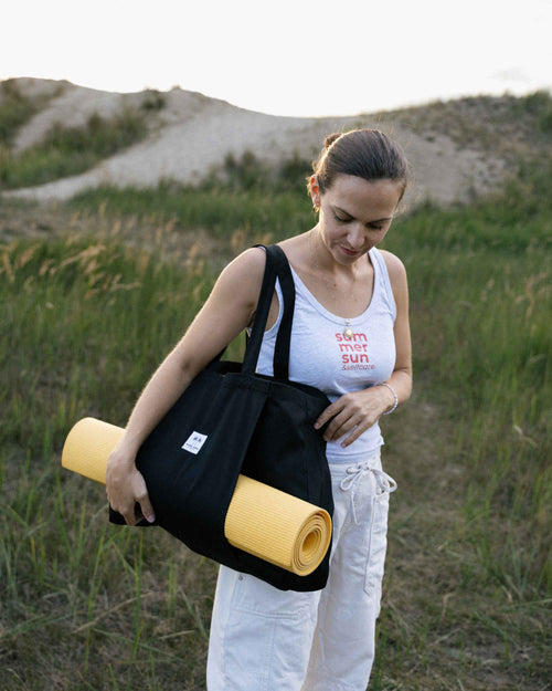 Damen Tanktop aus Bio-Baumwolle mit Summer Sun & Selfcare Brustprint, kombiniert mit schwarzer Yogatasche