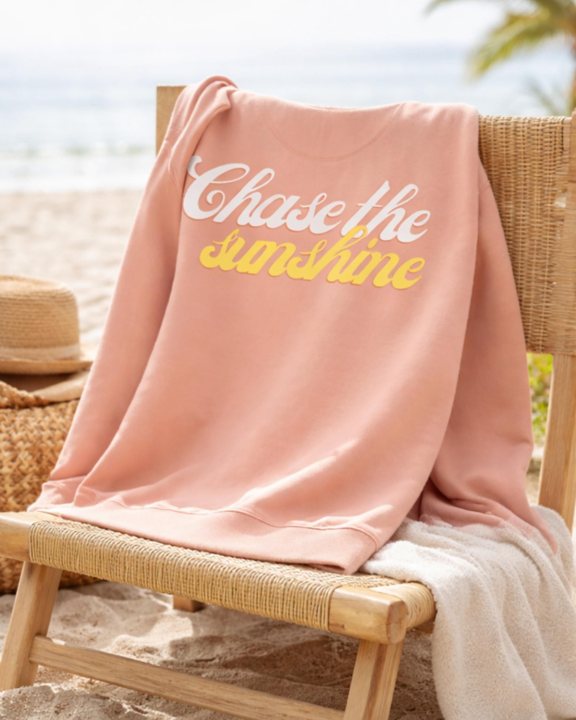 chase the sunshine nachhaltiger Pullover auf einem beach chair