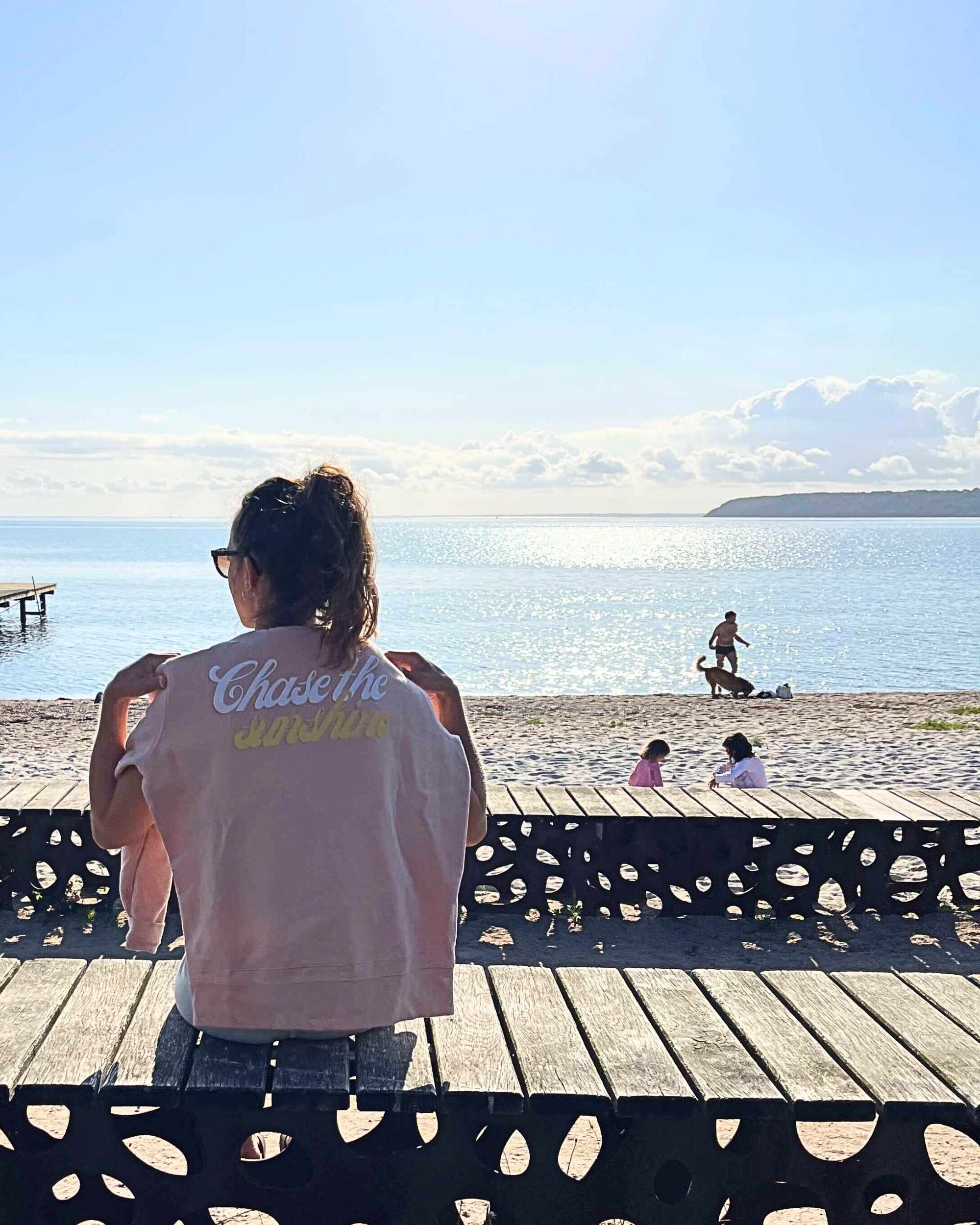 Nachhaltiger Pullover aus Bio Baumwolle vor dem Bulli in Dänemark