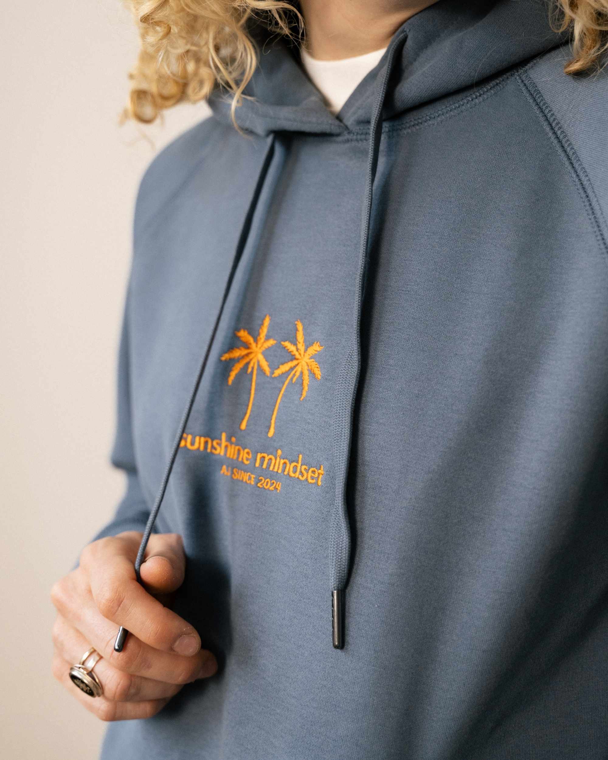 sunshine mindset Hoodie mit Palmenstick Brustdetail
