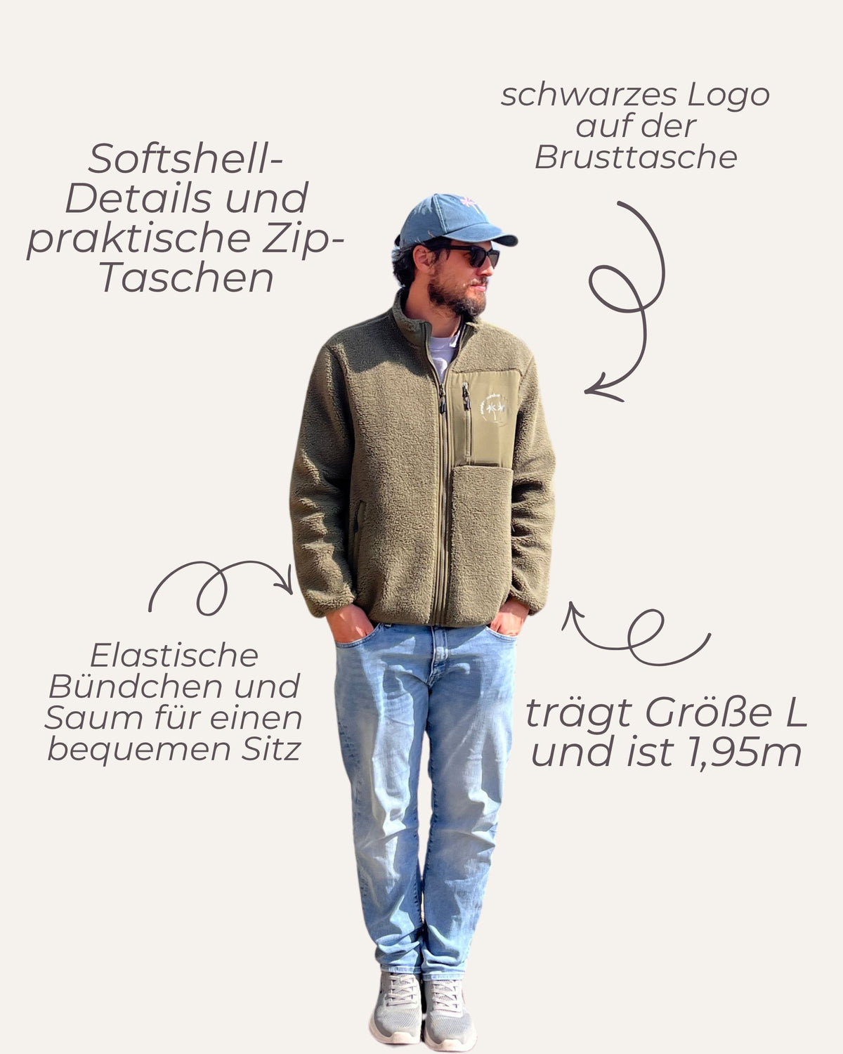 Detailansicht der Teddyjacke in Khaki mit schwarzem Logo und Softshell-Brusttasche