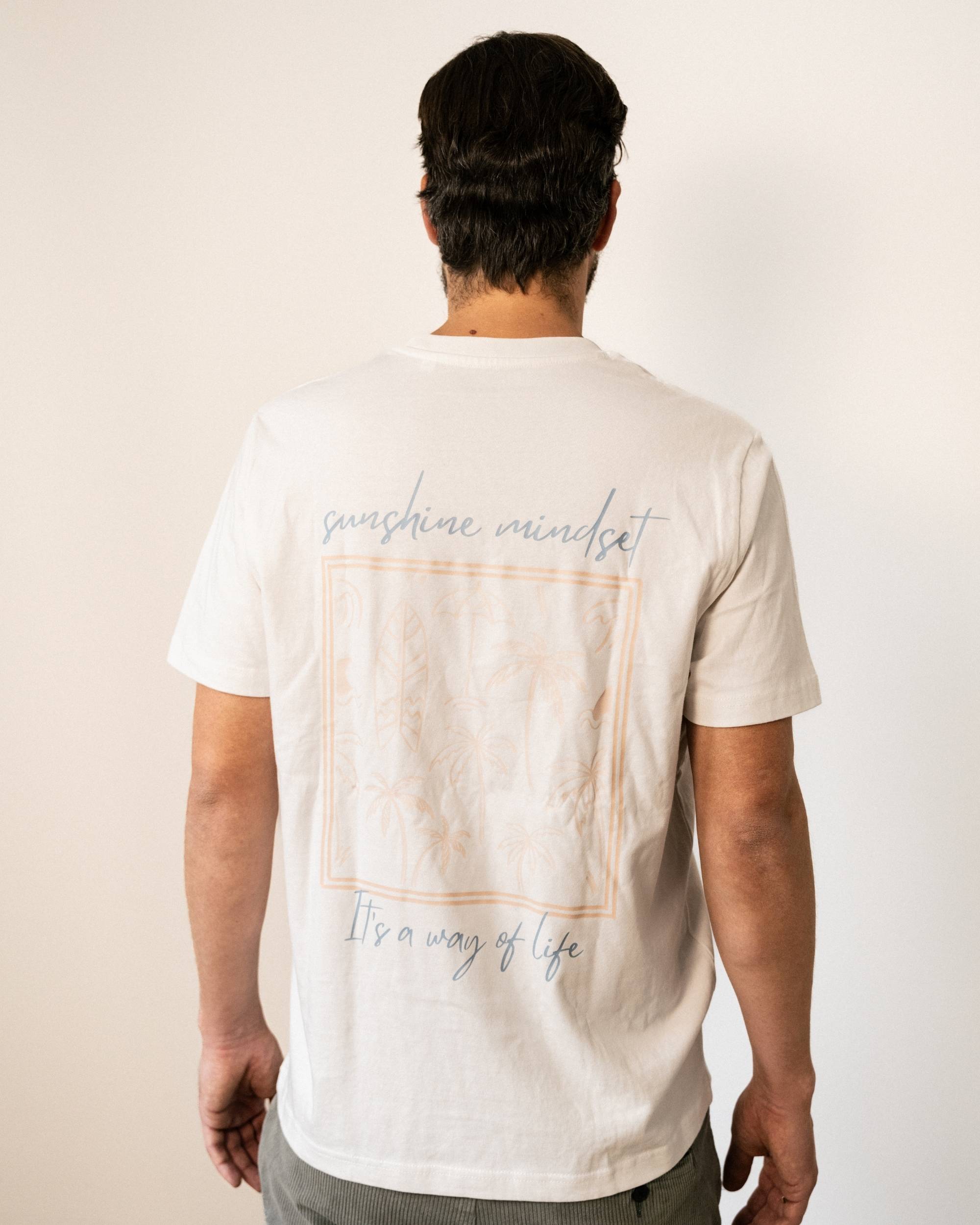 Nachhaltiges T-Shirt mit sunshine mindset Print Rückenmotiv