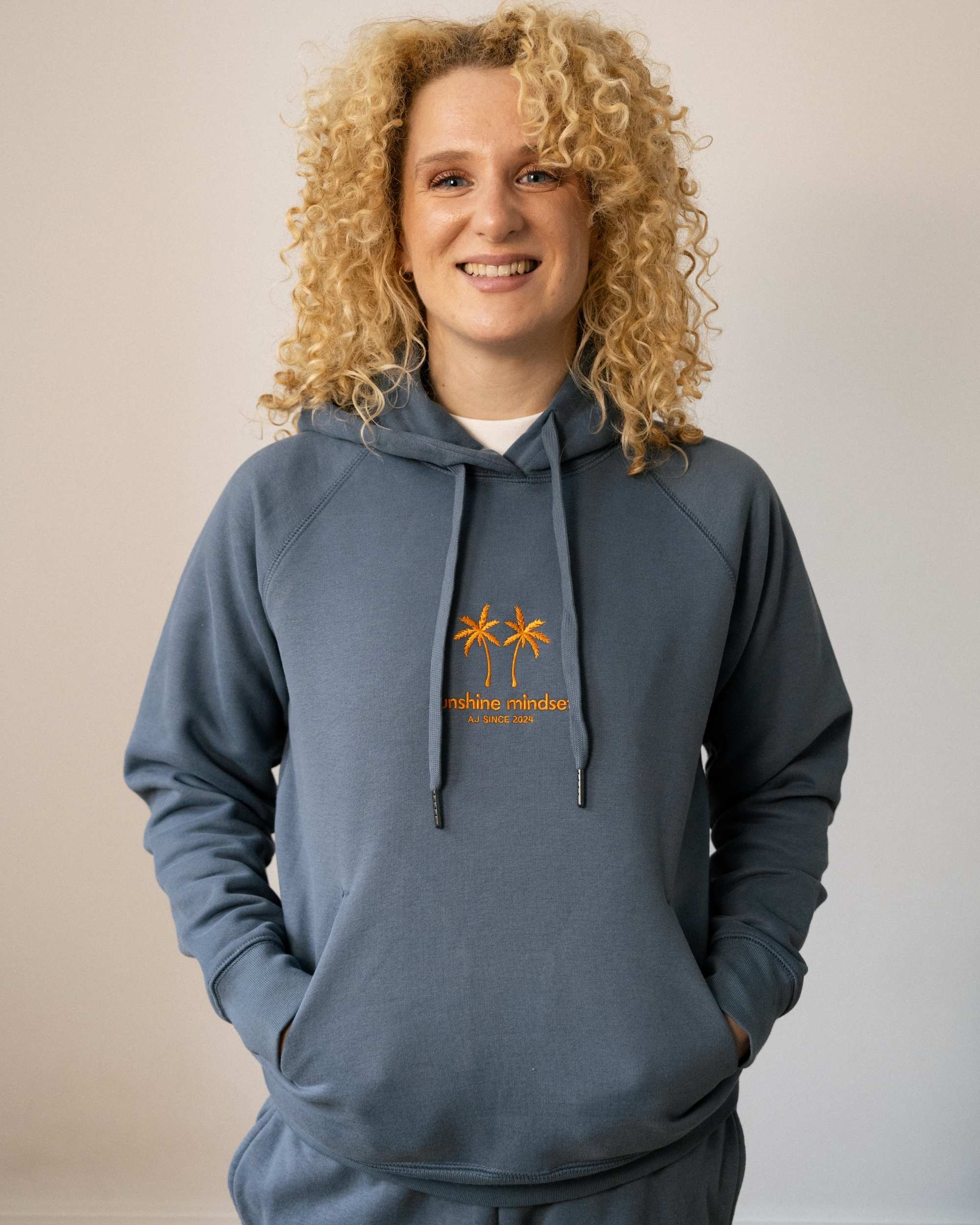 Nachhaltiger Bio Hoodie in Dunkelblau mit sunshine mindset Stick